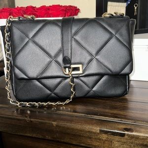 Black shoulder bag with gold chain